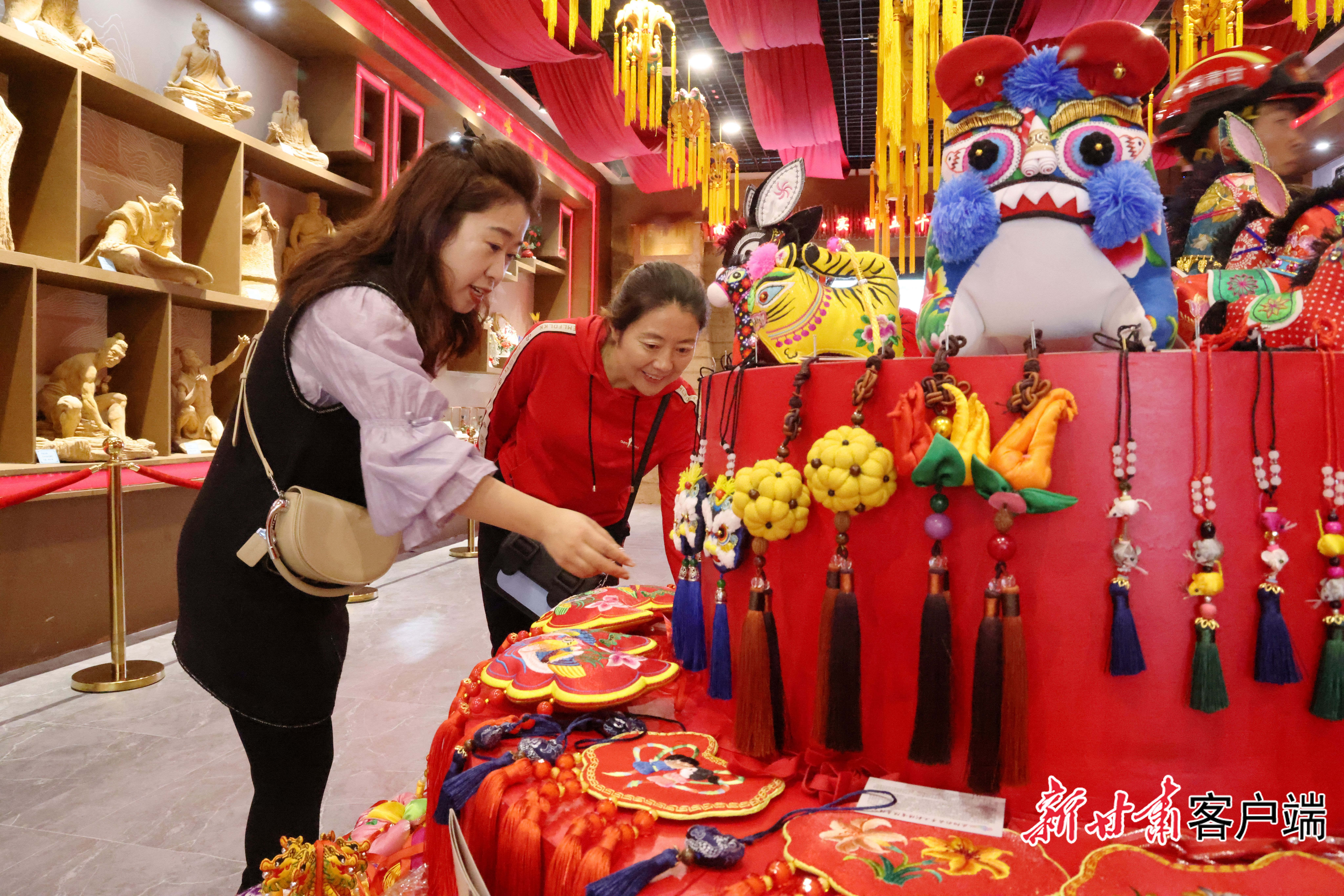 西峰区香包民俗文化产品异彩纷呈(38491512)-20250206071839